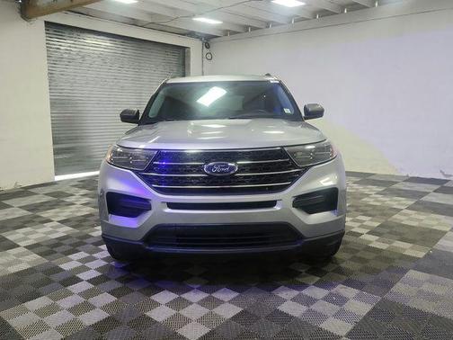 ICONIC SILVER METALLIC 2023 Ford Explorer XLT