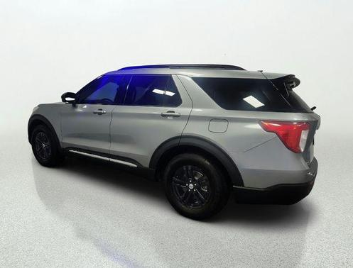 ICONIC SILVER METALLIC 2023 Ford Explorer XLT