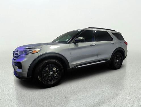 ICONIC SILVER METALLIC 2023 Ford Explorer XLT