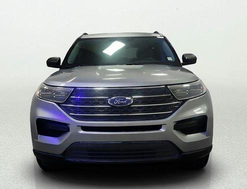 ICONIC SILVER METALLIC 2023 Ford Explorer XLT