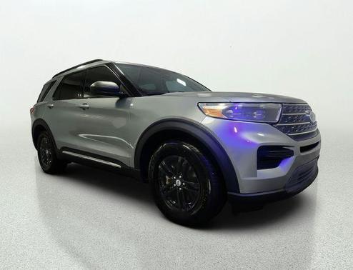 ICONIC SILVER METALLIC 2023 Ford Explorer XLT