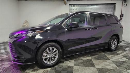 2024 Toyota Sienna LE