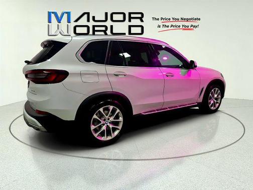 White Metallic 2023 BMW X5 xDrive40i