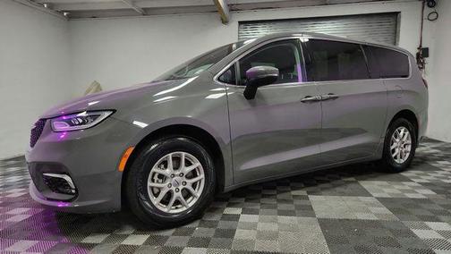 Ceramic Gray Clearcoat 2023 Chrysler Pacifica Touring L