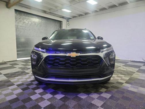 Mosaic Black Metallic 2025 Chevrolet Trax LT