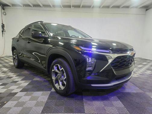 Mosaic Black Metallic 2025 Chevrolet Trax LT