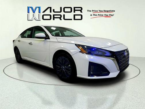 Pearl White Tricoat 2025 Nissan Altima 2.5 SV