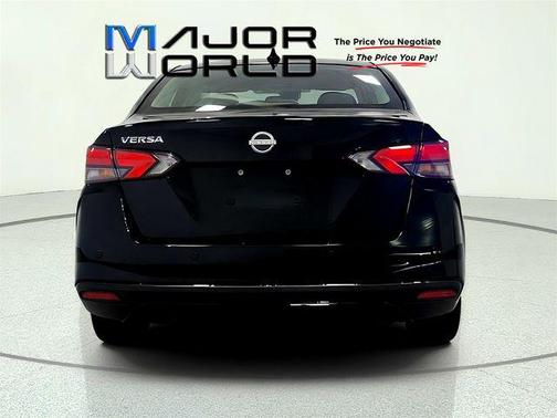 Super Black 2025 Nissan Versa 1.6 SV