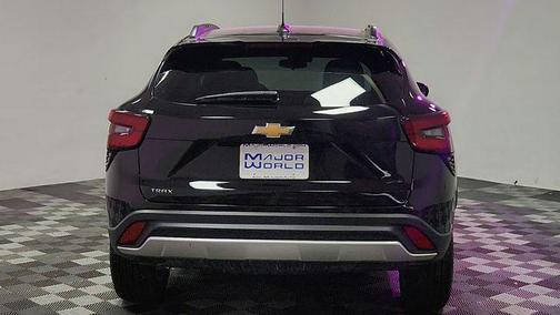 Mosaic Black Metallic 2025 Chevrolet Trax LT