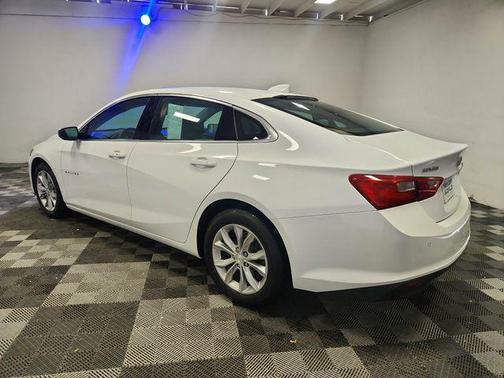 Summit White 2025 Chevrolet Malibu FWD 1LT