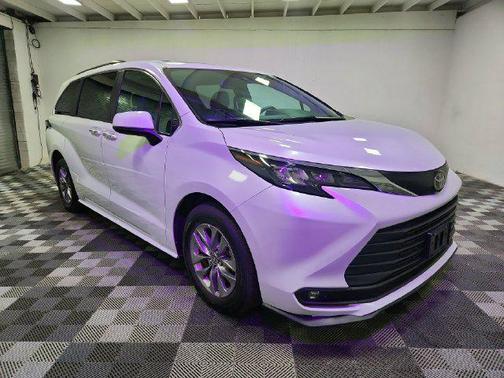 Wind Chill Pearl 2026 Toyota Sienna XLE