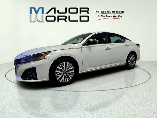Pearl White Tricoat 2025 Nissan Altima 2.5 SV