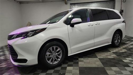 2024 Toyota Sienna LE