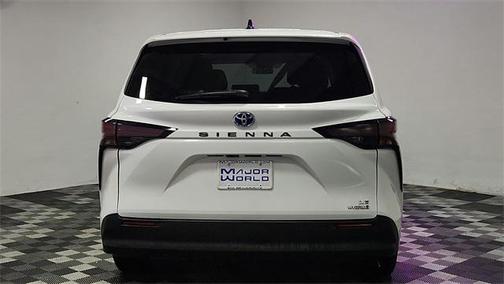 2024 Toyota Sienna LE