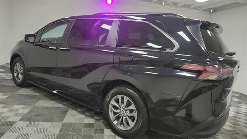 2024 Toyota Sienna XLE 8 Passenger