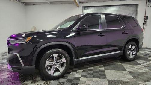 Crystal Black Pearl 2024 Honda Pilot EX-L 7 Passenger