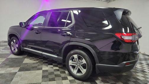 Crystal Black Pearl 2024 Honda Pilot EX-L 7 Passenger