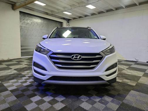 Dazzling White 2018 Hyundai TUCSON Value