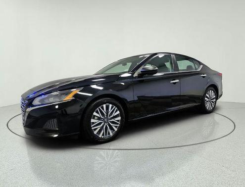 Super Black 2025 Nissan Altima 2.5 SV