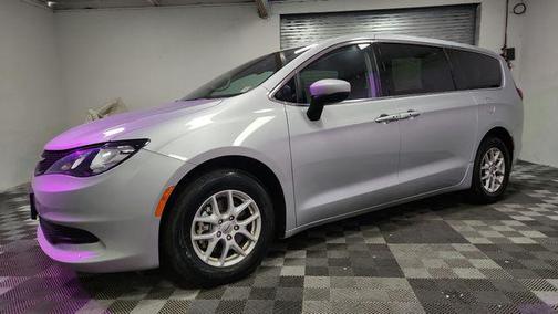 Silver Mist Clearcoat 2023 Chrysler Voyager LX