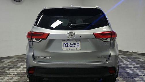 Celestial Silver Metallic 2018 Toyota Highlander XLE