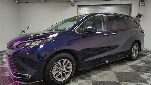 2024 Toyota Sienna XLE 8 Passenger