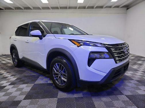 Everest White Pearl Tricoat 2026 Nissan Rogue SV