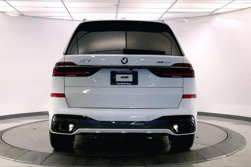Alpine White 2027 BMW X7 xDrive40i