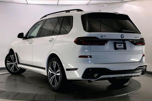 Alpine White 2027 BMW X7 xDrive40i