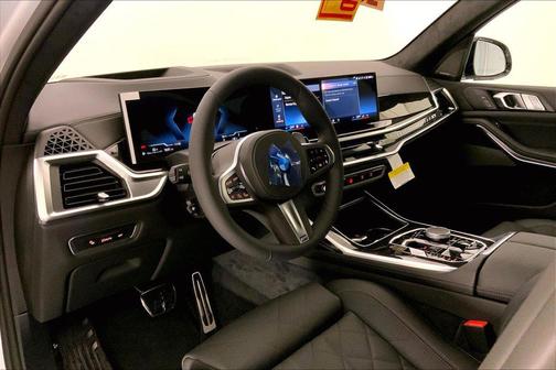 Alpine White 2027 BMW X7 xDrive40i