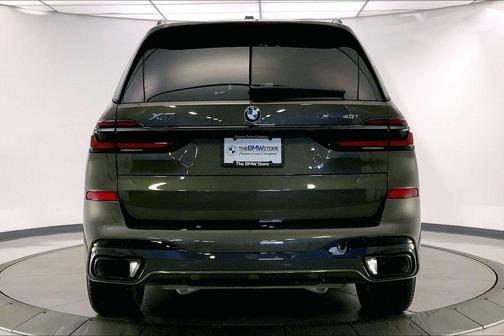 Manhattan Green Metallic 2026 BMW X7 xDrive40i