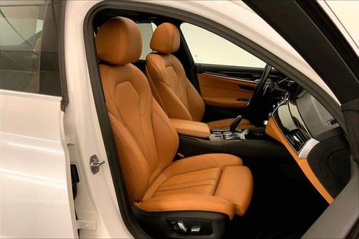Mineral White Metallic 2019 BMW 540 540i