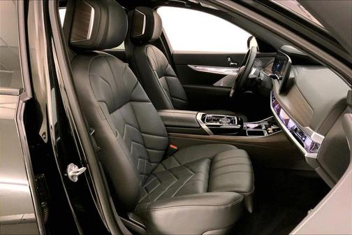 Black Sapphire Metallic 2023 BMW i7 xDrive60