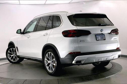 Mineral White Metallic 2026 BMW X5 xDrive40i