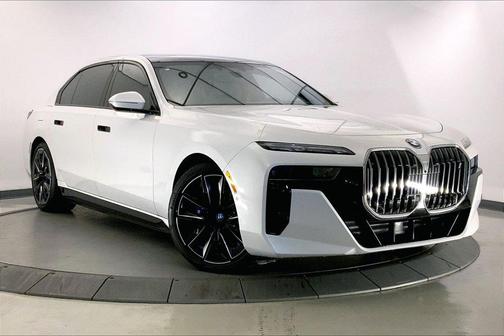 Mineral White Metallic 2023 BMW i7 xDrive60