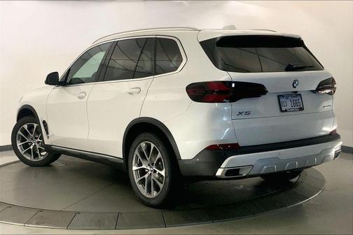 Mineral White Metallic 2026 BMW X5 xDrive40i