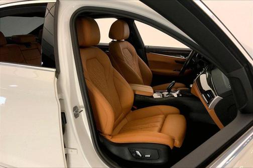 Alpine White 2022 BMW 540 i xDrive