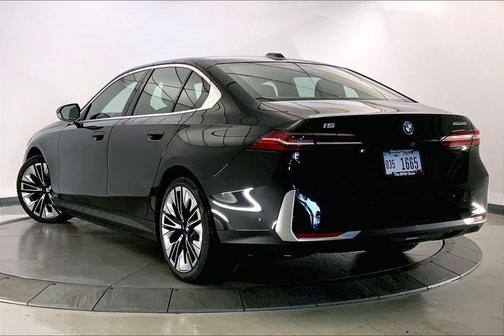 Black Sapphire Metallic 2026 BMW i5 xDrive40