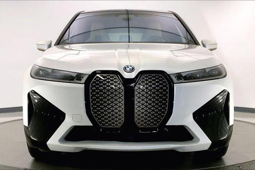 Mineral White Metallic 2023 BMW iX xDrive50