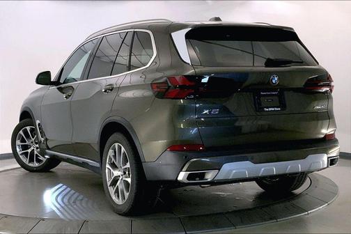 Manhattan Green Metallic 2026 BMW X5 xDrive40i