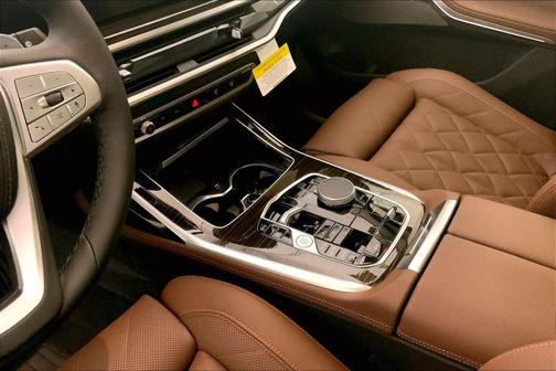 Mineral White Metallic 2027 BMW X7 xDrive40i