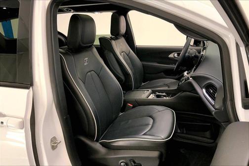 Bright White Clearcoat 2024 Chrysler Pacifica Limited