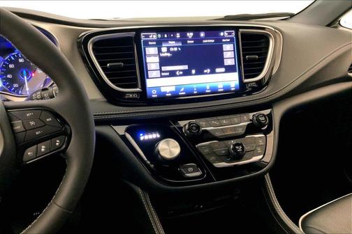 Bright White Clearcoat 2024 Chrysler Pacifica Limited