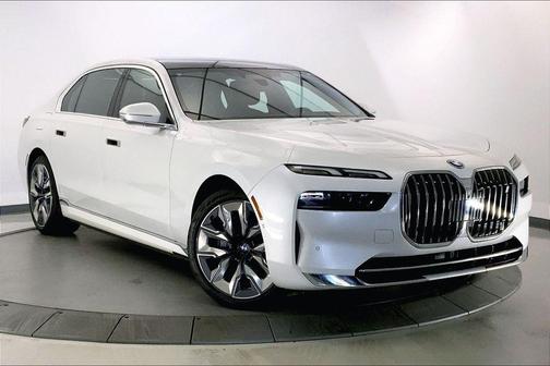 Mineral White Metallic 2023 BMW i7 xDrive60
