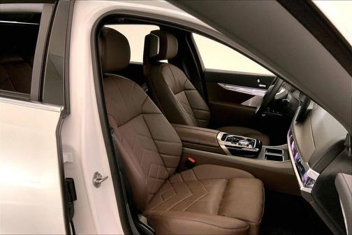 Mineral White Metallic 2023 BMW i7 xDrive60