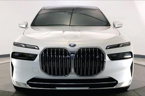Mineral White Metallic 2023 BMW i7 xDrive60