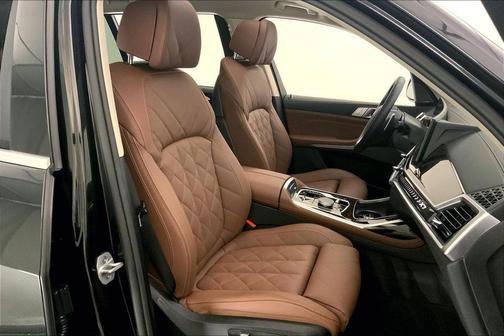 Black Sapphire Metallic 2026 BMW X7 xDrive40i