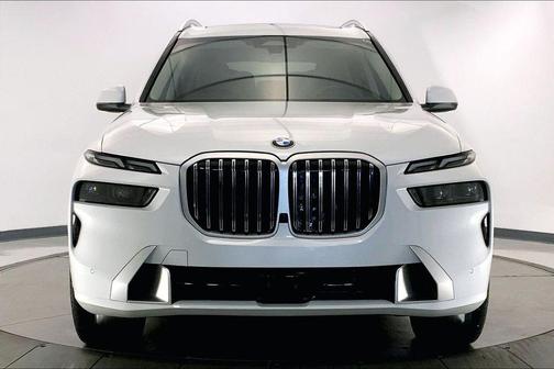 Mineral White Metallic 2026 BMW X7 xDrive40i