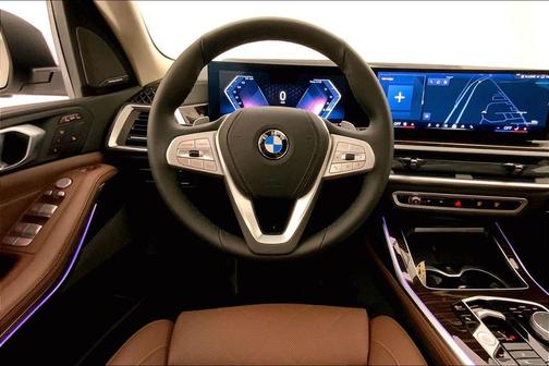 Mineral White Metallic 2026 BMW X7 xDrive40i