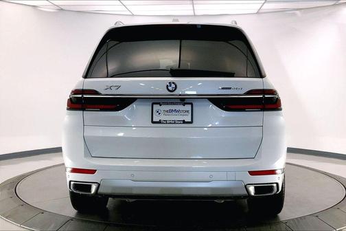 Mineral White Metallic 2026 BMW X7 xDrive40i